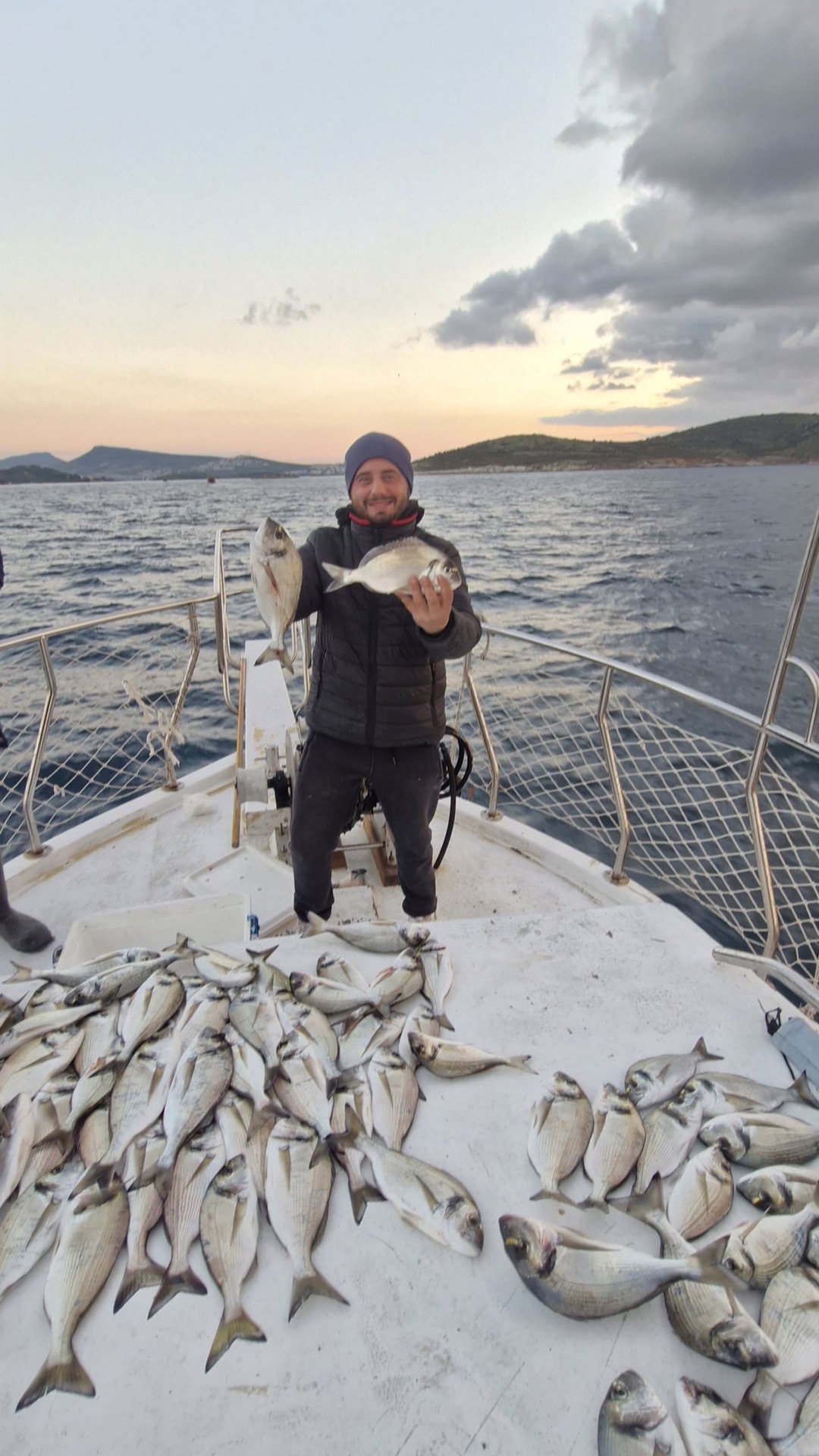 Eski Foça balık turunda güvertedeki avlar